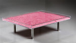 Table monochrome rose Yves Klein